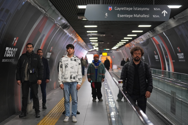 Tüm Türkiye'de saat 9'u 5 geçe hayat durdu