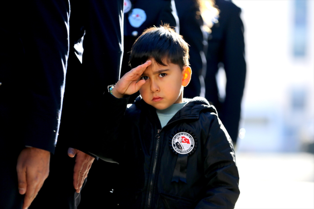 Tüm Türkiye'de saat 9'u 5 geçe hayat durdu