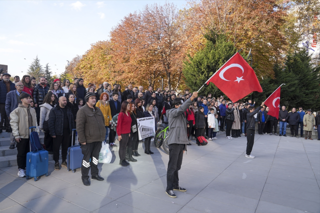 Tüm Türkiye'de saat 9'u 5 geçe hayat durdu