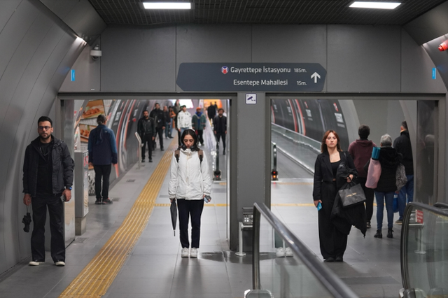 Tüm Türkiye'de saat 9'u 5 geçe hayat durdu