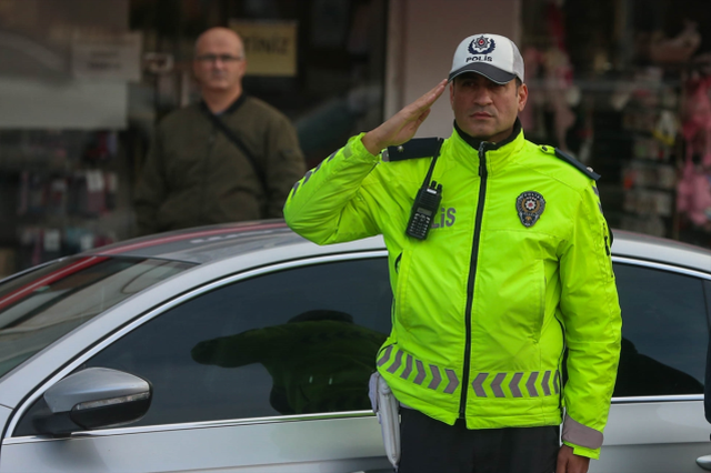 Tüm Türkiye'de saat 9'u 5 geçe hayat durdu