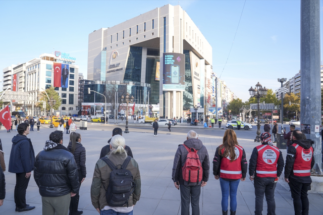 Tüm Türkiye'de saat 9'u 5 geçe hayat durdu
