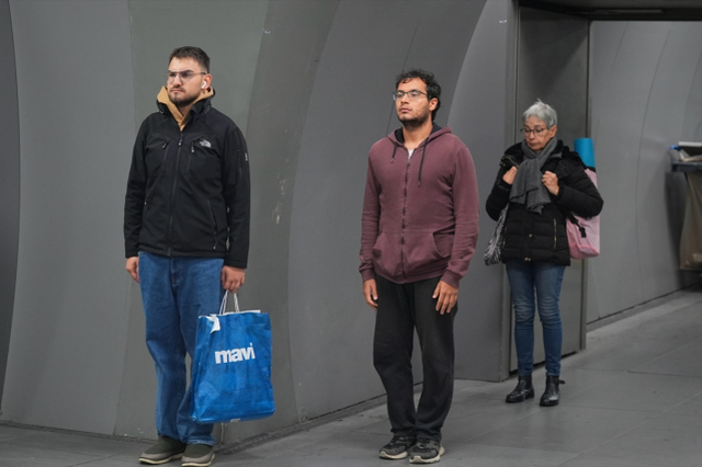 Tüm Türkiye'de saat 9'u 5 geçe hayat durdu