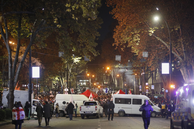 Gürcistan'da yol kapatıp çadır kuran protestoculara polis müdahalesi