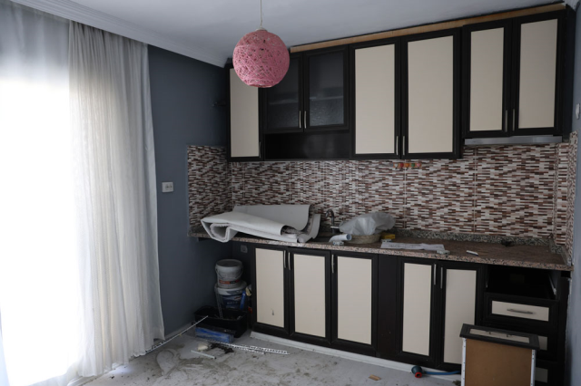 35 Yıllık Komşudan Akılalmaz Hırsızlık: Duvarı Kırdı, Eşyaları Çaldı, Sıvayıp Gitti