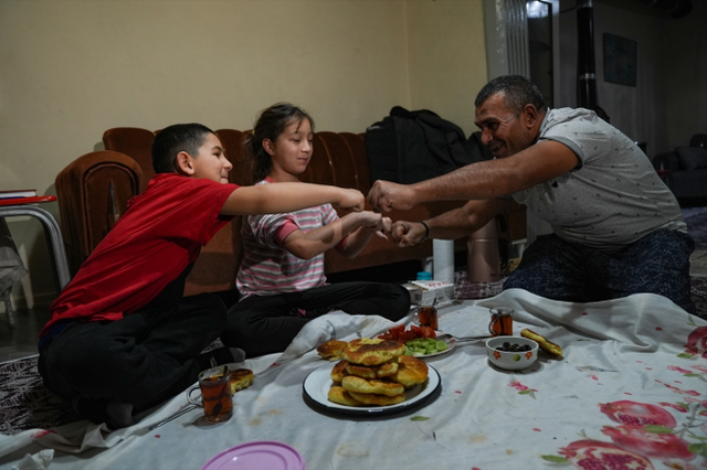İşten gelir gelmez kolları sıvıyor, herkes fedakar babayı konuşuyor