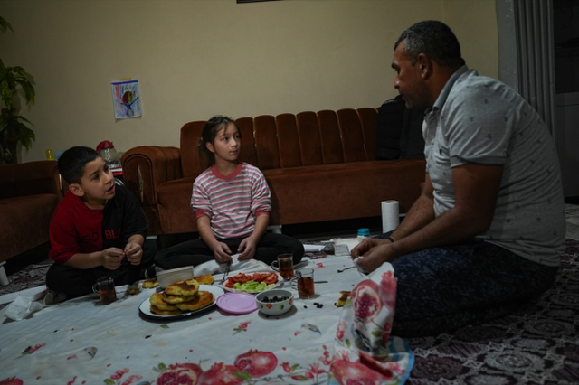 İşten gelir gelmez kolları sıvıyor, herkes fedakar babayı konuşuyor