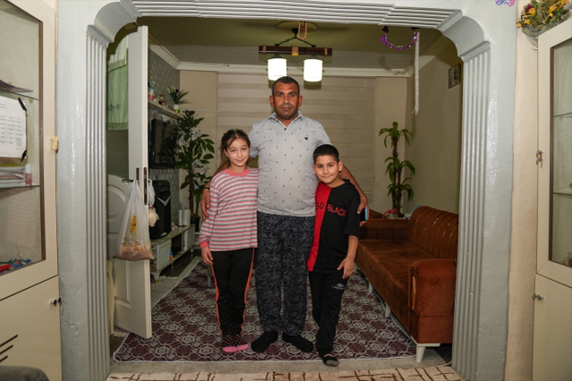 İşten gelir gelmez kolları sıvıyor, herkes fedakar babayı konuşuyor