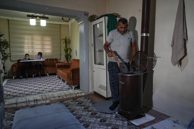 İşten gelir gelmez kolları sıvıyor, herkes fedakar babayı konuşuyor