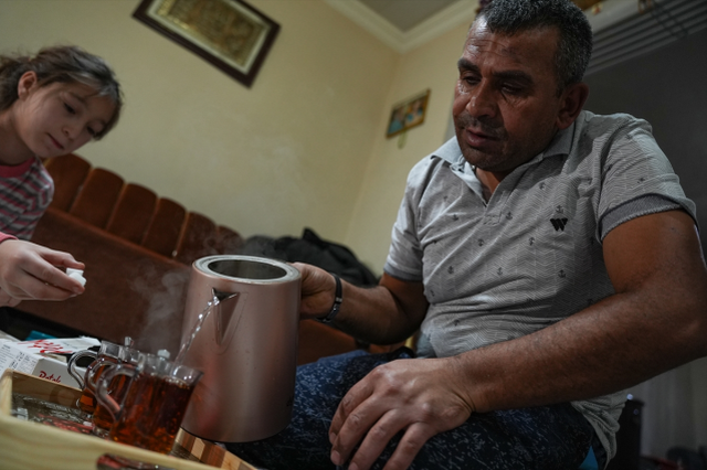 İşten gelir gelmez kolları sıvıyor, herkes fedakar babayı konuşuyor