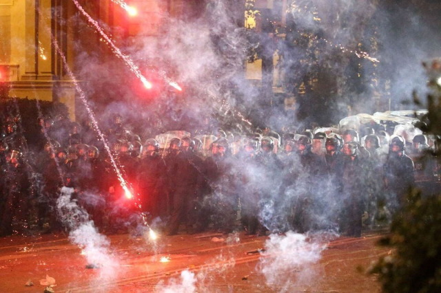 Komşuda ortalık karıştı, muhalefet lideri gözaltına alındı
