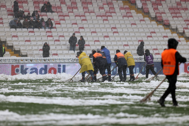 Sivasspor'un Galatasaray maçı öncesindeki antrenmanı yarıda kaldı
