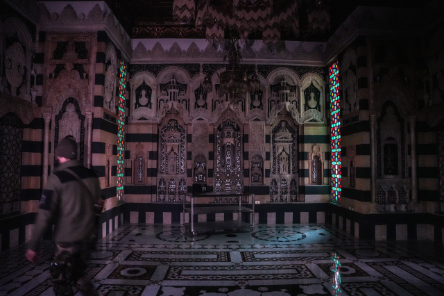 Esad son ana kadar bu evde bekledi! Etrafa saçılmış fotoğraflar dikkat çekti