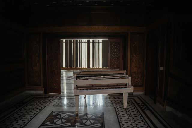 Esad son ana kadar bu evde bekledi! Etrafa saçılmış fotoğraflar dikkat çekti