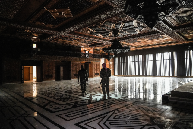 Esad son ana kadar bu evde bekledi! Etrafa saçılmış fotoğraflar dikkat çekti