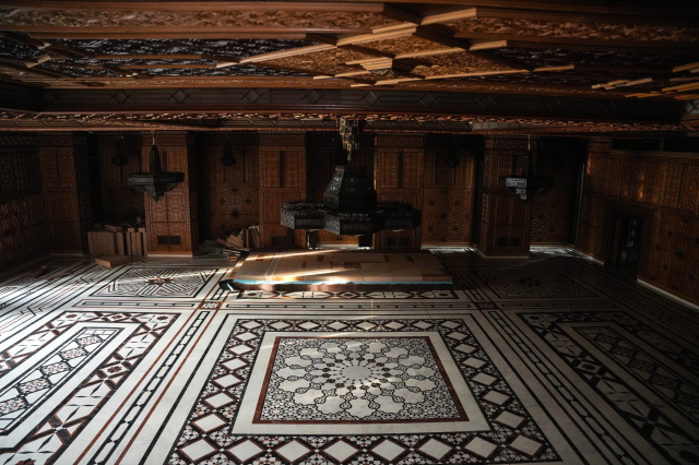 Esad son ana kadar bu evde bekledi! Etrafa saçılmış fotoğraflar dikkat çekti