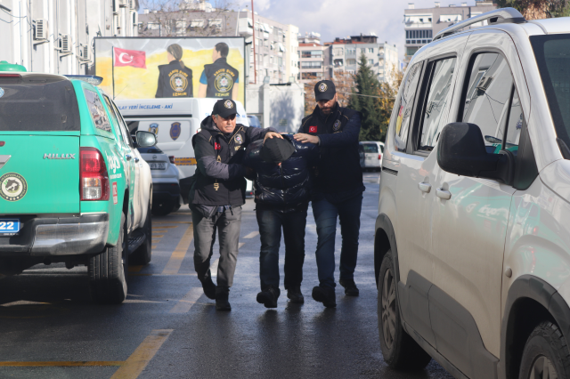 35 yıllık komşusunun duvarını yıktı, eşyalarını çaldı