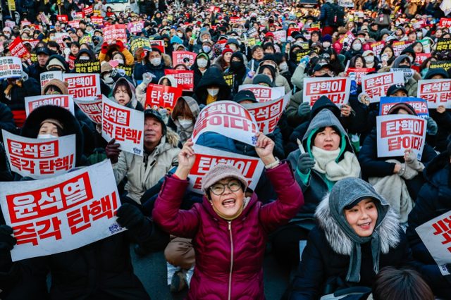 Güney Kore Devlet Başkanı Yoon görevden alındı