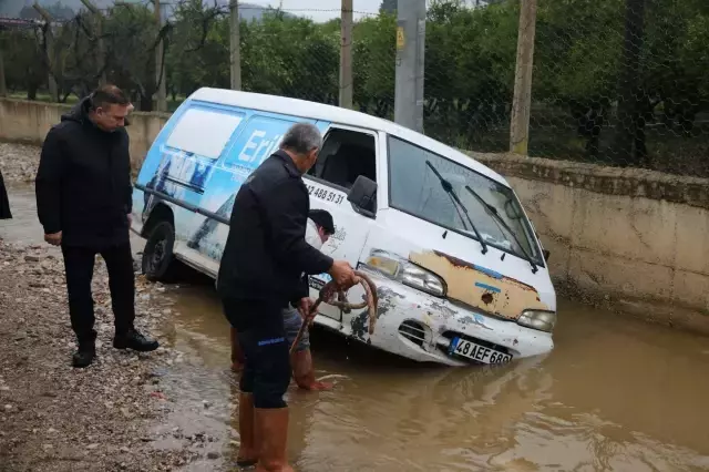 Bodrum'da sağanak, hayatı felç etti! Cadde ve sokaklar göle döndü, sürücüler araçlarda mahsur kaldı