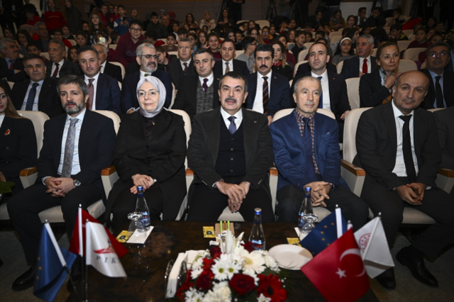 Mülakat mağduru öğretmenler, Bakan Tekin'i protesto etti