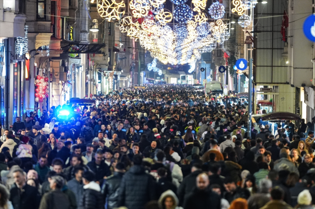 Taksim Meydanı yeni yıl coşkusuyla doldu