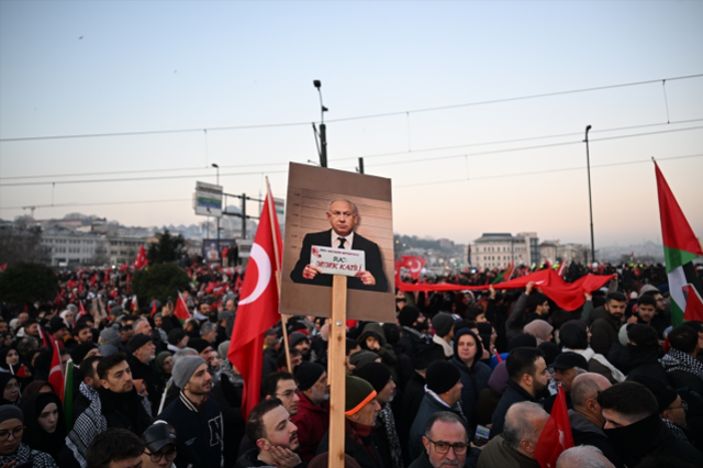 Filistin'e destek mitinginde açılan pankart dikkat çekti