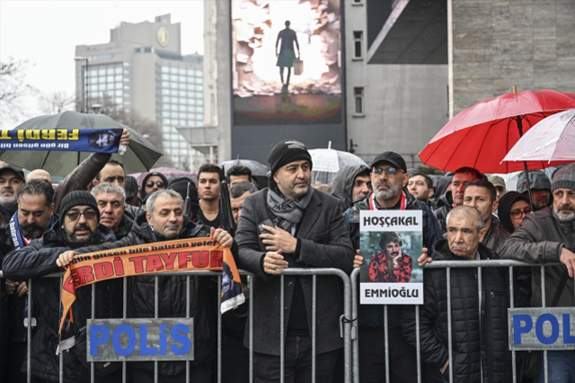 Ferdi Tayfur'un tabutunun başında küfürlü kavga