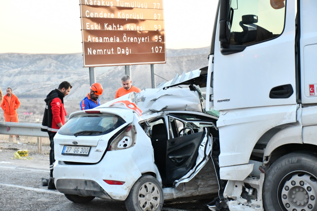 Adıyaman'da akaryakıt tankeri ile otomobil çarpıştı: 3 ölü, 4 yaralı