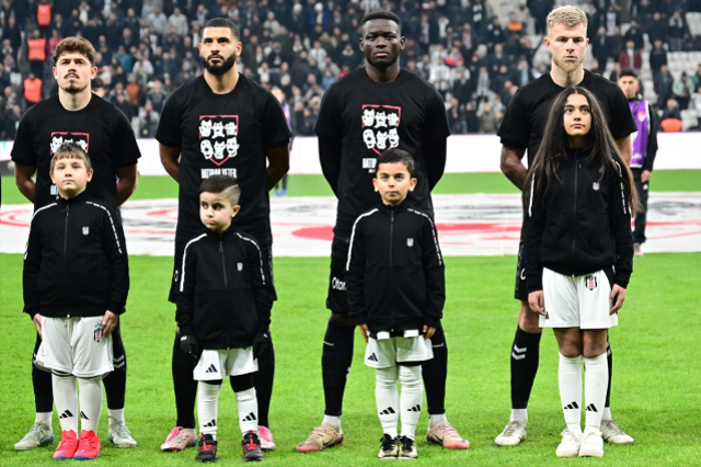 Montella ve Diğer Ünlü Teknik Direktörler Tribünde