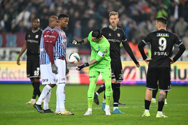 Trabzon'da olay çıktı! Uğurcan Çakır penaltı kullanmak isteyince saha bir anda karıştı