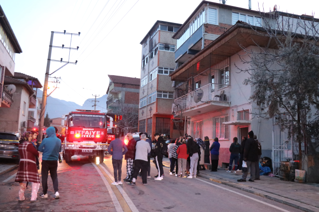 Evde çıkan yangında 1 yaşındaki çocuğunu camdan atarak kurtaran anneden acı haber