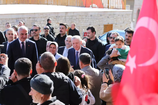 Açık destek mi? Cumhurbaşkanı Erdoğan'ın ziyaretine Bakan Ersoy'da eşlik etti