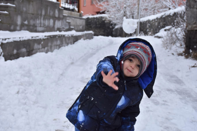 Kar yağışı nedeniyle okullar tatil edildi