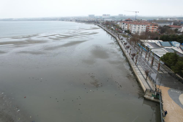 Ege'de yaşanan deprem fırtınasının ardından İstanbul'da deniz çekilmesi