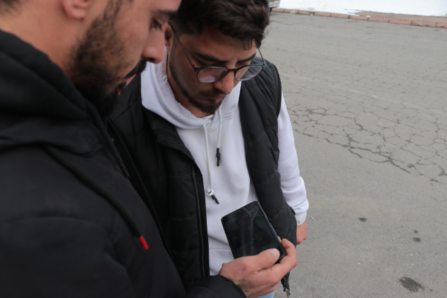 Canlı yayında yıkılan binadan kurtarılan genç yaşadıklarını anlattı