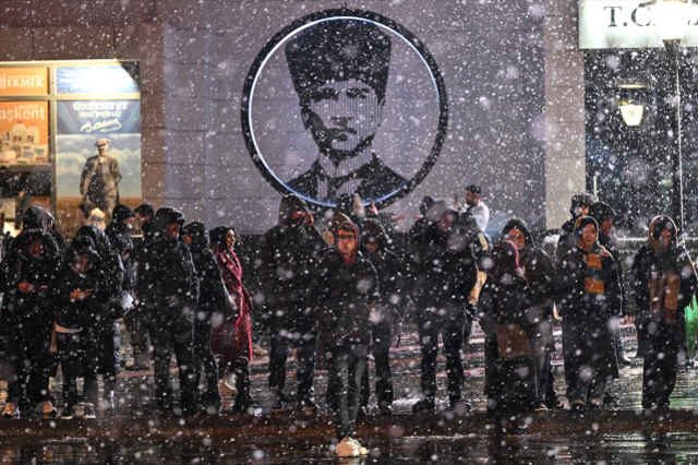 Ankara'da kar yağışı etkili oluyor