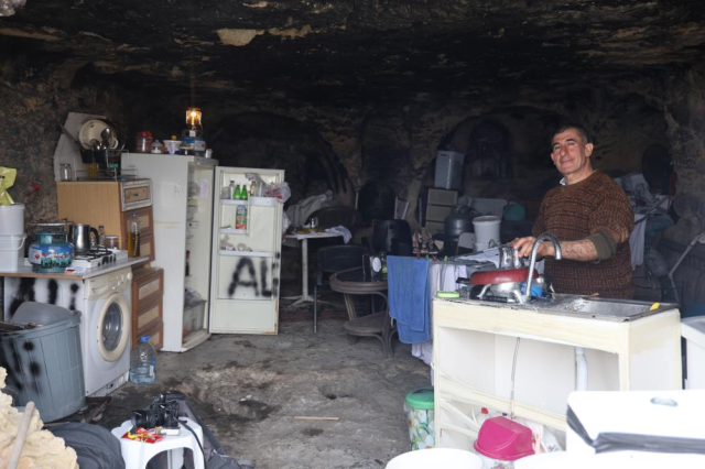 Depremde evi yıkılınca 2 yıldır mağarada yaşayan adam: Herkesten uzakta ve çok huzurluyum