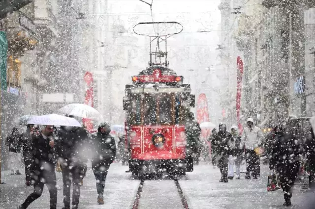 İstanbul'da kar şiddetlendi! Şehir Hatları vapur seferleri durduruldu