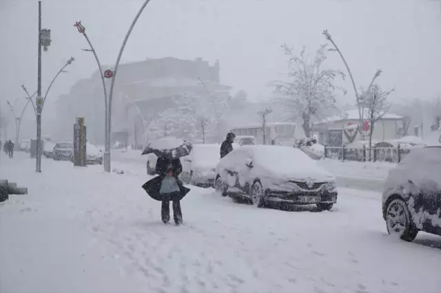 İstanbul'da kar şiddetlendi! Şehir Hatları vapur seferleri durduruldu