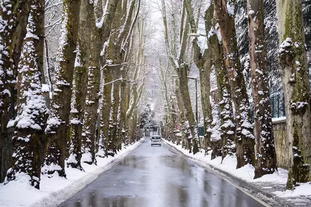 İstanbul'un bazı bölgelerinde kar yağışı etkisini artırdı