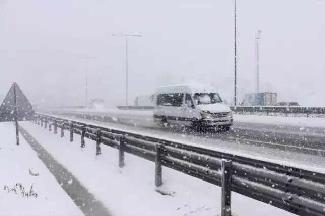 İstanbul'un bazı bölgelerinde kar yağışı etkisini artırdı