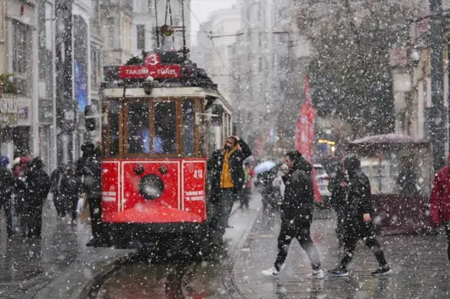 İstanbul'un bazı bölgelerinde kar yağışı etkisini artırdı