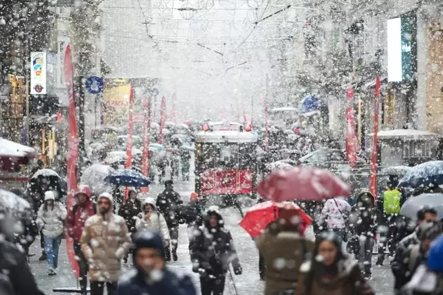 İstanbul'da Kar Yağışı Hayatı Olumsuz Etkiliyor