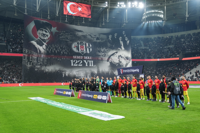 Beşiktaş tribünlerinden 122. yıla özel devasa koreografi
