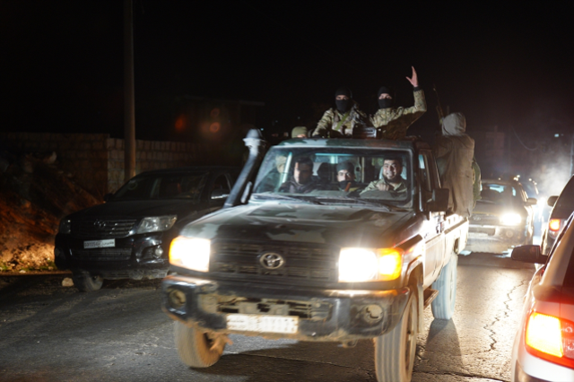 Esad'a bağlı güçlerle çatışma! 70 kişi öldü, 2 şehirde sokağa çıkma yasağı ilan edildi