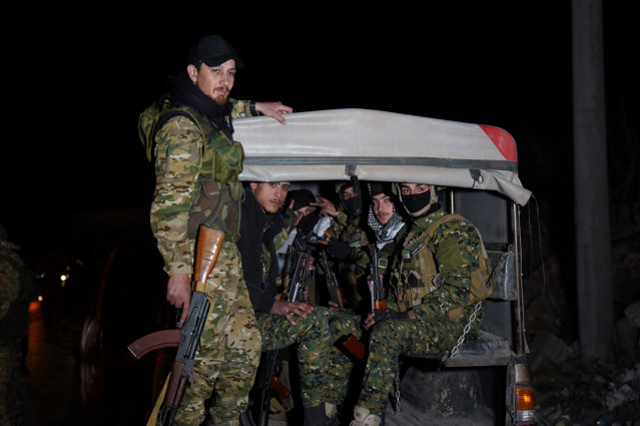 Esad'a bağlı güçlerle çatışma! 70 kişi öldü, 2 şehirde sokağa çıkma yasağı ilan edildi