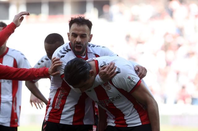 Sivasspor, Göztepe'yi 3-1 mağlup etti