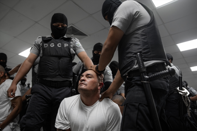 ABD'nin sınır dışı ettiği 261 çete üyesi El Salvador'a getirildi