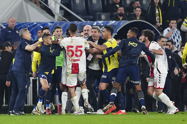 Fenerbahçe-Samsunspor maçı biter bitmez saha karıştı! Futbolcular birbirine girdi