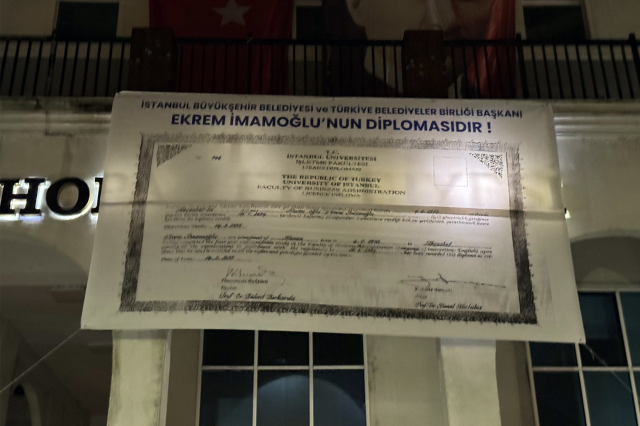 Hopa Belediyesi, İmamoğlu'nun iptal edilen diplomasını belediye binasına astı